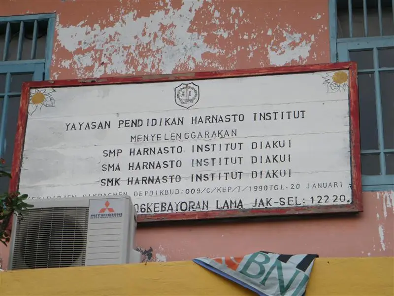 SMP Harnasto Institut